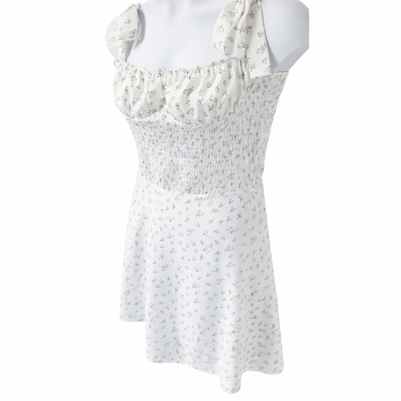 Bloomingdales 70°F/ 21°C L White Multi floral smocked Milkmaid mini Summer Dress - Picture 5 of 13